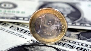 Euro sube tras la bajada de la inflación de la eurozona