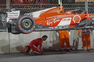 F1: Surrealismo en Las Vegas: Sainz destroza su Ferrari por una tapa de alcantarilla mal puesta... ¡Y la FIA le sancionará!