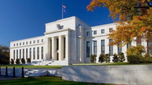 Fed mantiene las tasas de interés, aunque no descarta volverlas a subir