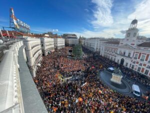 Feijóo, ante miles de manifestantes contra la amnistía: "Los españoles queremos democracia, justicia, igualdad y dignidad" - AlbertoNews