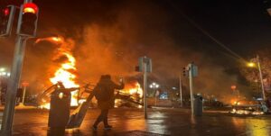 Fuertes disturbios en Dublín tras apuñalamiento de cuatro personas