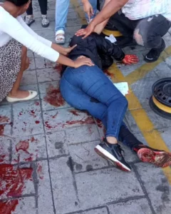 Funcionaria PNB y civil gravemente heridos en atraco en tienda el Castillo de la avenida Bolívar