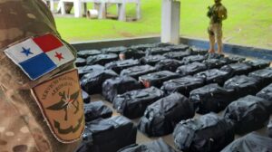 Golpe al narcotráfico: Autoridades de Panamá incautan 617 paquetes de droga y aprehenden a dos panameños (Video) - AlbertoNews