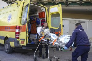 Gran despliegue en Grecia para rescatar a 13 personas tras el naufragio de un carguero frente a la isla de Lesbos