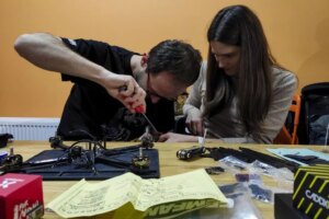 Grupos de voluntarios ucranianos buscan acelerar la produccin de drones