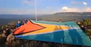 Guyana iza su bandera cerca de la zona limítrofe del Esequibo