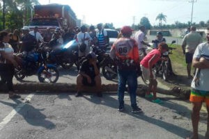 Hastiados de los apagones que superan las 16 horas ciudadanos trancaron la carretera Morón-Coro