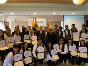 Inces fortalece su carácter internacionalista al entregar títulos de bachiller en Ecuador - Yvke Mundial