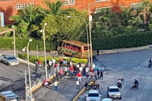 Incidente vial en la subida de Los Naranjos: autobús retrocede inesperadamente