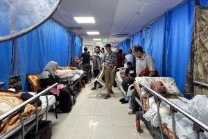 Israel intensifica los ataques en hospitales en su avance hacia el centro de Gaza