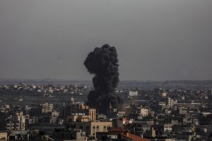 Israel y Hamás están cerca de alcanzar un acuerdo para liberar a decenas de rehenes a cambio de una pausa del combate por cinco días