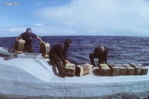La Armada ecuatoriana intercepta un narcosubmarino con cinco toneladas de coca en las cercanas de las Islas Galpagos