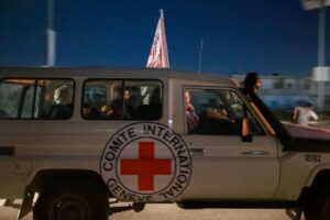 La Cruz Roja recibe 17 rehenes liberados por Hamás, 14 de ellos israelíes y 3 tailandeses - AlbertoNews