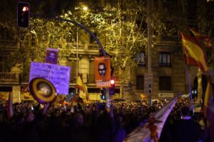 La Policía blinda Ferraz en la novena noche de protestas contra la amnistía