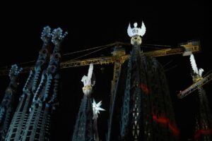 La Sagrada Família ilumina por primera vez las cuatro torres de los Evangelistas.