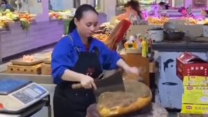 La aberrante manera de cortar el jamón en China que se ha hecho viral y cómo hacerlo de manera correcta, según un experto