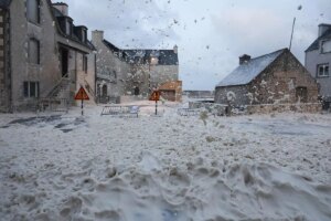 La borrasca Ciarn causa estragos en Francia: un muerto, 1,2 millones de casas sin luz y alteraciones en los transportes