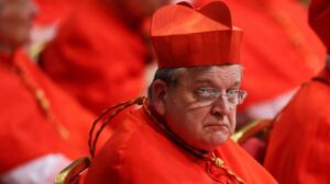 La decisión "sin precedentes" del papa Francisco de desalojar de su residencia en el Vaticano al cardenal crítico Raymond Burke