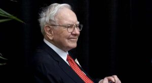 La firma de Buffett, Berkshire Hathaway, gana 58.600 millones en nueve meses y amasa liquidez récord