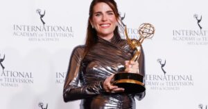 La película mexicana 'La caída' y su actriz Karla Souza triunfan en los Emmy Internacional