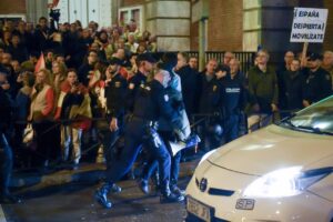 Las protestas en Ferraz dejan más de 70 detenidos acusados de desórdenes y atentado a la autoridad