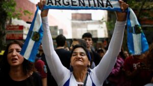 Los argentinos eligen presidente en medio de una enorme tensión política y emocional