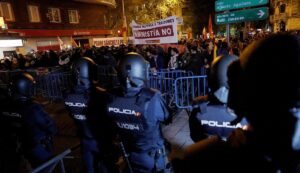 Los manifestantes ultras intentan llegar al Congreso pero debido al blindaje policial hacen una sentada en Neptuno