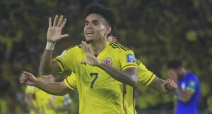 Luis Díaz tras goles en Colombia vs Brasil recibió flores de Alisson