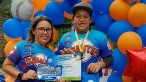 Madre venezolana crea escuela de béisbol para niños excluidos de otras academias