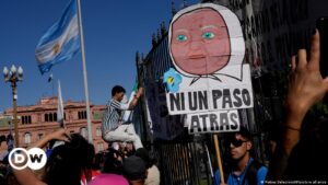 Madres de Plaza de Mayo marchan con apoyo de activistas – DW – 24/11/2023