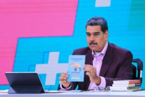 Maduro asegura que defenderá "en todos los espacios y tribunas" el mapa territorial "completo" de Venezuela