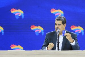 Maduro denuncia que la Exxon Mobil está comprando a políticos de la ultraderecha para sabotear el referéndum del 3-D