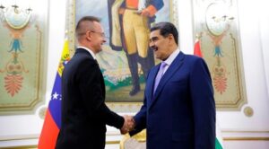 Maduro recibe en Miraflores al Ministro de Asuntos Exteriores y Comercio Exterior de Hungría