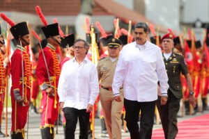 Maduro recibió a Petro en el Palacio de Miraflores para sostener reunión privada (VIDEO)
