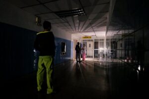 Más de 50 centros de salud del país sufren fallas eléctricas a diario