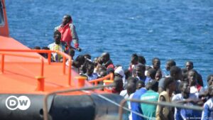 Más de 500 migrantes rescatados frente a las Islas Canarias – DW – 04/11/2023