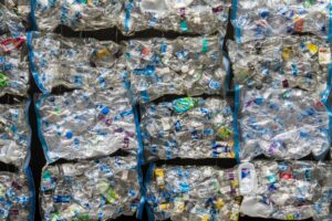 Más envases reutilizables para evitar 1 billón de botellas y vasos de un solo uso a 2030