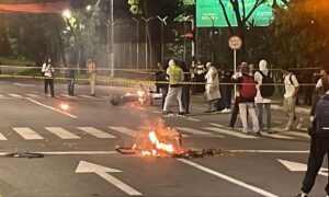 Medellín: Encapuchados roban y queman una moto de la Secretaría de Movilidad - Medellín - Colombia