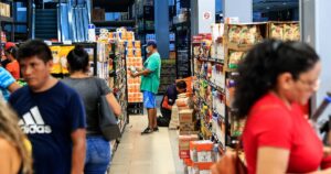 Mientras supermercados reabren en Acapulco, el precio del kilo de tortilla se dispara hasta los 50 pesos
