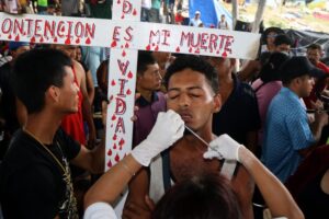 Migrantes en México, entre ellos venezolanos, se cosen los labios para pedir salvoconductos hacia EEUU