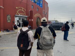 Migrantes varados en el norte de México enfrentan condiciones críticas