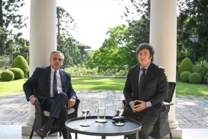 Milei se reúne con Alberto Fernández para iniciar transición en Argentina