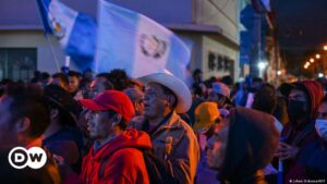 Miles de indígenas exigen renuncia de fiscales en Guatemala – DW – 22/11/2023