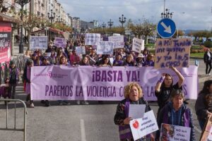 Miles de mujeres claman en España contra la violencia machista por el 25N con feminismo y Gobierno dividido en Madrid