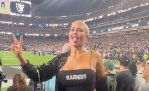 Modelo de OnlyFans se peló las lolas en un partido de la NFL y fue expulsada del estadio (VIDEO)