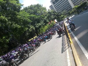 Motorizados cierran la avenida La Estancia de Chuao en protesta por mejoras en las tarifas de viaje LaPatilla.com