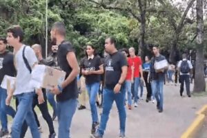 Movimiento Estudiantil denunció que policías impidieron reclamar ante el CNE