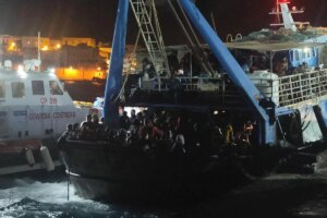 Muere una nia de dos aos tras un naufragio frente a Lampedusa en un da en el que han llegado ms de 1.000 inmigrantes a la isla