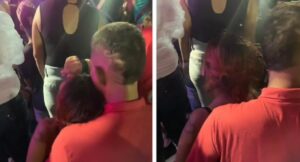Mujer cantando tema infiel mientras es abrazada por un hombre en Santa Marta