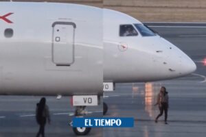 Mujer se metió en la pista de un aeropuerto y se acercó a un avión para que la dejaran subir luego de llegar tarde a su vuelo (+Video)